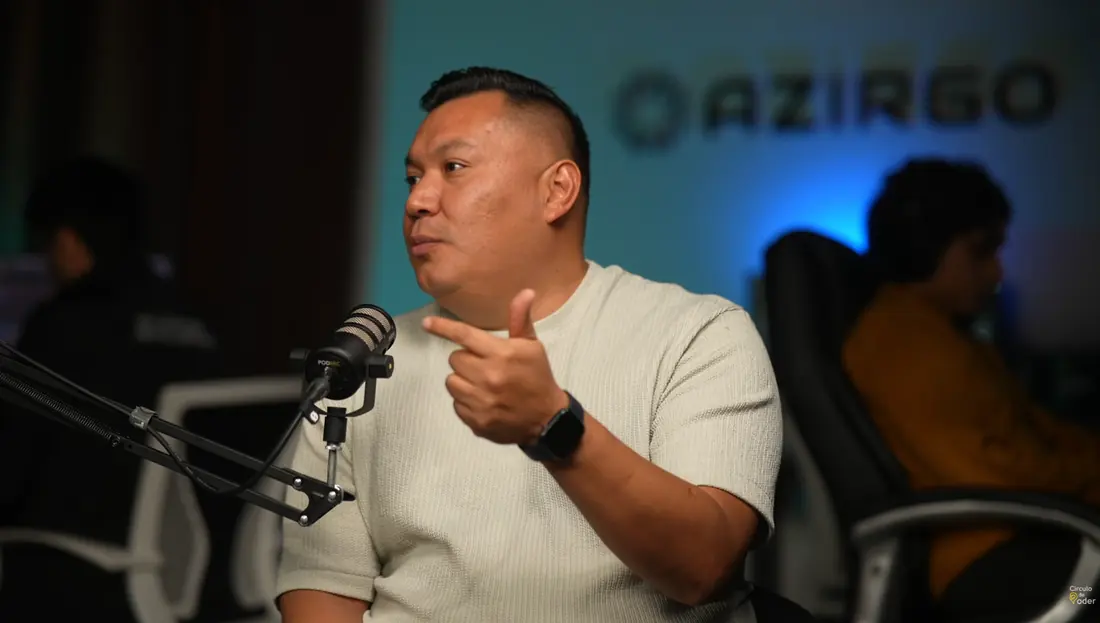 Invitado explicando su experiencia frente al micrófono en Círculo de Poder